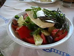 سالاد هوریاتیکی که در جزایر دودکانیز سرو می‌شود