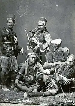 عکس سیاه و سفید از گروهی از سربازان که ژستهای مختلفی گرفتهاند.