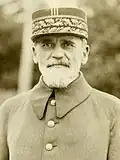 عکسی از سر گوستاو-آگوست فریه، با کلاه نظامی، از سال ۱۹۳۲