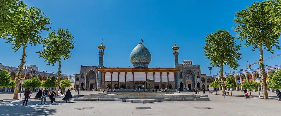 سراسرنمایی از صحن و حیاط حرم شاه چراغ