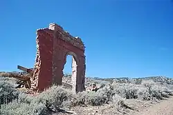 Ruined facade of the old Wells Fargo building, Hamilton, Nevada, سپتامبر ۲۰۰۷