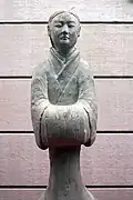 سرامیکِ چینیِ یک کارگرِ خانگی، از دورهٔ دودمانِ هان