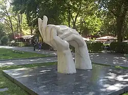 مجسمه «دست‌های دوستی»