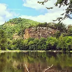 Hanging Rocks viewed from the رود پوتوماک