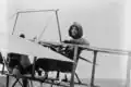 هریت کوئیمبی به همراه Moisant monoplane in which she learned to fly