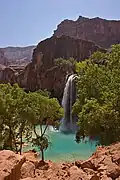 آب آبشار  Havasu creek  به دلیل غلظت بالای رسوب‌ها در آن، فیروزه‌ای است.
