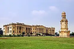 برج ساعت با کاخ در پس‌زمینه