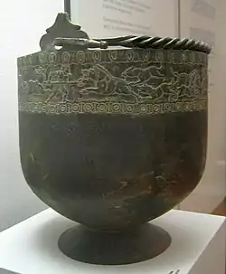 سطل بزرگ سیاه‌رنگ با روکشی در قسمت بالایی آن.