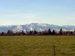 An image taken from Heyburn, Idaho, looking South towards the Albion Mountains surrounding آلبیون، آیداهو