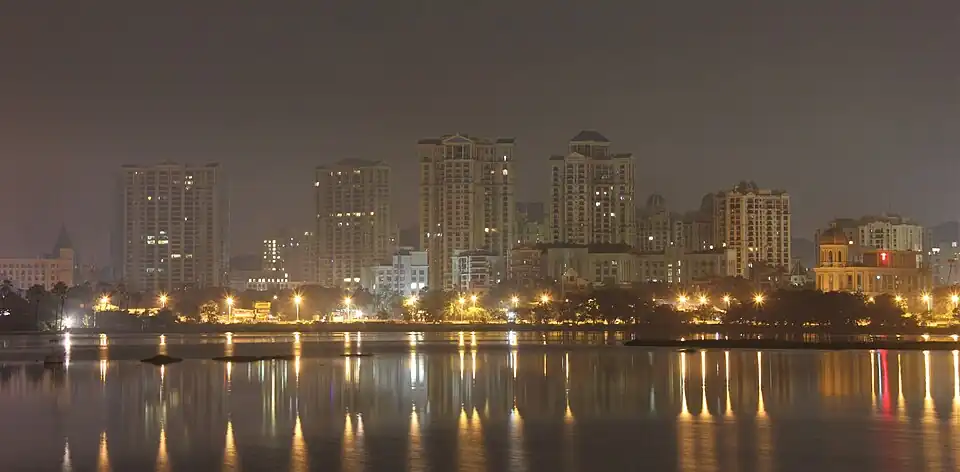 افق باغ هیراناندانی (دید از  دریاچه پوای).