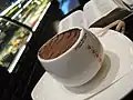فنجان هات چاکلت در کافه