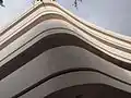 معماری ساختمان دارای تلفیقی از معماری معاصر و آرت دکو است