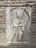 نگهبان حکاکی شده در ورودی خانه