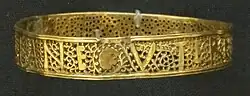 دستبند طلای روم باستان از گنجینهٔ هاکسن، کلمهٔ ژولیان در مشبک‌کار اثر میان‌تراش نوشته شده‌ است.