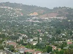 نمایی از آسیندا هایتس، به همراه Hsi Lai Temple و Puente Hills در پس زمینه