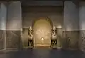موزه متروپولیتن هنر - شیر و گاو بالدار سر انسان از نمرود، قطعاتی همراه با آثار موجود در موزه بریتانیا