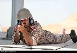 دانشجوی سال سوم دانشگاه، در میدان تیر دانشگاه، درحال تیراندازی به سمت هدف (خرداد۱۳۹۹)