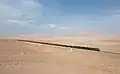 نگارهای از یک لوکوموتیو سری ئیامدی جیتی۲۶ متعلق به راهآهن ایران در حال عبور از منطقهای بین بافق و یزد.