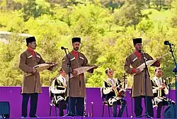 جهان، یک گروه فولکلور آوارهای قفقازی ، آهنگ «دون گوری یو» را روی dambur&nbsp;[ru] می‌کند&nbsp;[ ru ]