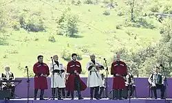 گروه کر شیویدکاتسا یک آهنگ فولکلور مردم گرجی را می‌خواند