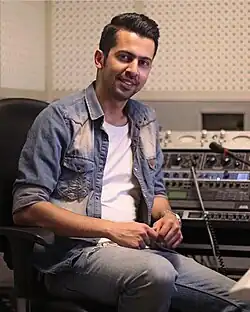 ایمان احمدزاده در استودیو شخصی خود