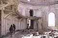 کماندوهای ایالات متحده در حال گشت‌زنی در اتاقی که به شدت بمباران شده بود ۲۰۰۲