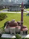 مدل مدرسهٔ اینجه مناره‌لی ارتفاع اصلی مناره آن را نشان می‌دهد.