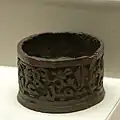 مرکب دان. سده ۱۱ میلادی. منقش به خط کوفی. کشف شده در نیشابور.موزه متروپولیتن نیویورک.