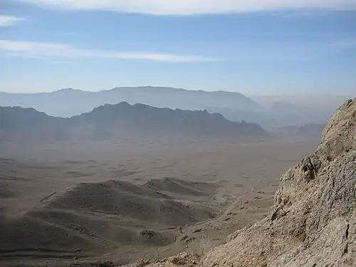 خط‌الرأس شاهکوه در پس‌زمینه و کوه دیزی عمر در میان دو رشته‌کوه همسو