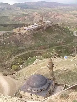 نمایی از کاخ و مسجدی در نزدیکی آن