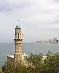 نمایی از ساحل تل آویو در پشت زمینه مسجد بحر