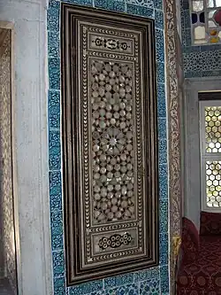 خاتم‌کاری کاشی‌نما با مادرمروارید، غرفه بغداد، کاخ توپ‌قاپی، استانبول.