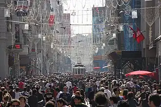 نمایی از خیابان استقلال در یک عصر شلوغ و پر رفت‌وآمد
