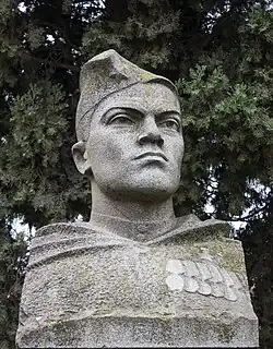 نیم‌تنه Ջահան Կարախանյանի در حیاط مدرسه به همین‌نام، [[کوغب، ارمنستان|]]