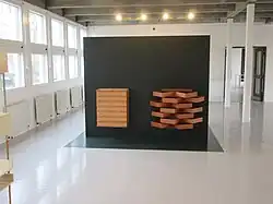 فیریل (پروانه) با کشوهای باز و بسته، اثر: یورگنسن در فضای نمایشگاهی ای. پیترسن در کپنهاگ در سال ۲۰۱۸ میلادی