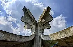 گل سنگی، یادمانی در اردوگاه مرگ یاسنواتس