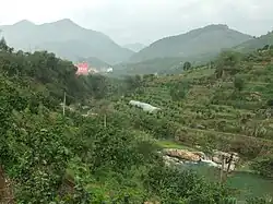 غرب درهٔ رودخانهٔ جینشی در شهر شیائوشی