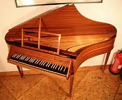 هارپسیکورد اسپینت مدرن.