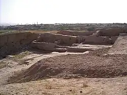 دیوارهای خشتی ویران‌شده‌ی کافر قلعه