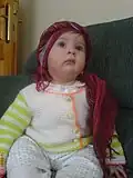 کودک یوروک کایلار در لباس سنتی تاچ (taç)