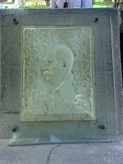 نقش برجستهٔ کمال‌الملک