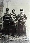 کامران میرزا با دو تن دیگر، آنکه در دست چپ او ایستاده آقابالاخان سردار افخم است، (تاریخ مشروطه ایران، گفتار هشتم)