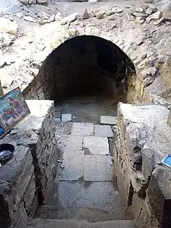 Կարենիսի վանքի բեմի տակի դամբարանը