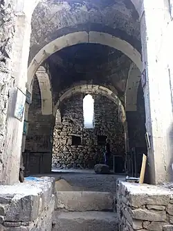 Կարենիսի վանքի գավթի ներսը