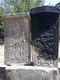 Խաչքարեր Կարենիսի վանքի բակում