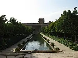 نمایی از حوض درون ارگ و ایوان غربی