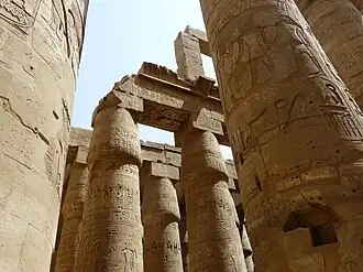 ستونهای تالار بزرگ هیپوستل در حوزه آمون-رع