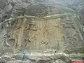 وضعیت سنگ‌نگاره در ماه مه ۲۰۰۶ که با افشانه رنگ روی اثر خرابکاری شده‌است.