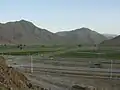 نمای جاده سلماس به ارومیه از محل سنگ‌نگاره. سمت راست طرف سلماس و سمت چپ طرف ارومیه‌است.