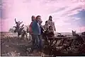 چند کودک خانتی با سورتمهٔ گوزن در کنار دریاچهٔ نومتو (Numto)